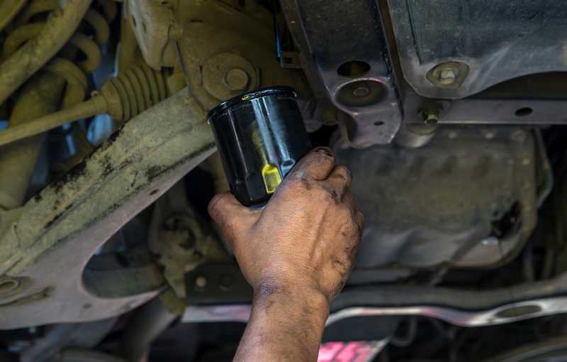 Filtar ulja za auto uklanjanje starog filtara i ugradnju novog